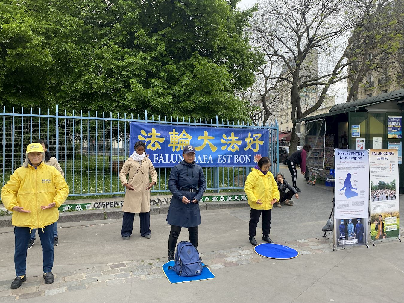 '图5:法轮功学员在巴黎美丽城演示法轮功功法。'