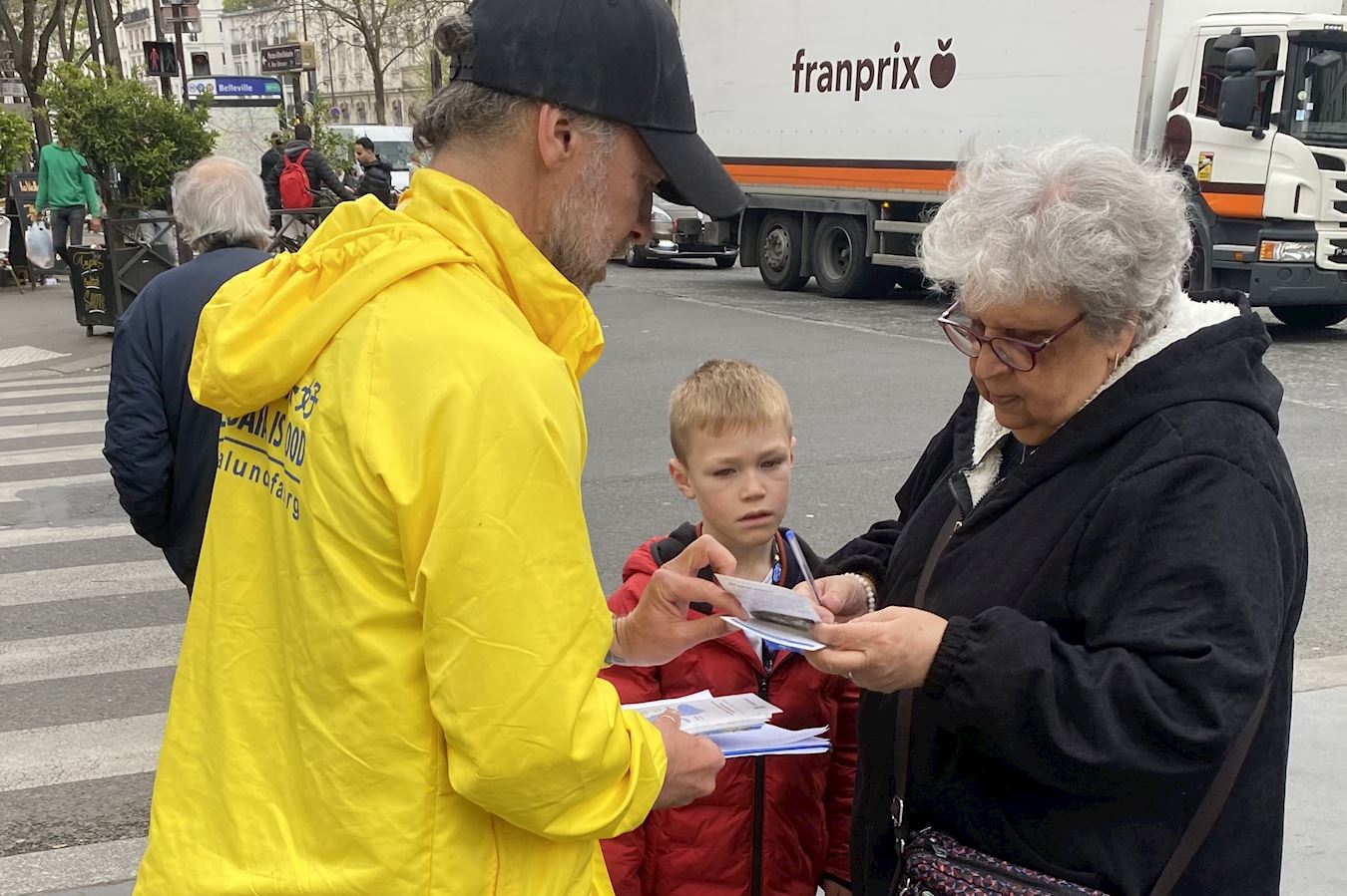 '图6~8:人们在反迫害征签表上签字,支持法轮功学员的正义之举。'