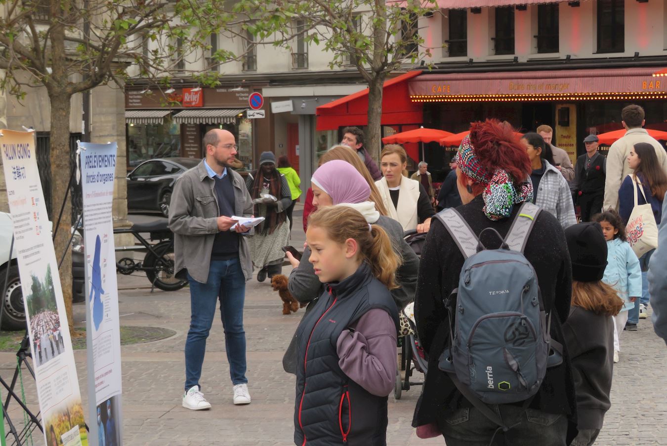 '图9~13:四月十九日,法轮功学员在巴黎夏特莱街区进行了法轮功功法演示、讲真相和征签活动。'