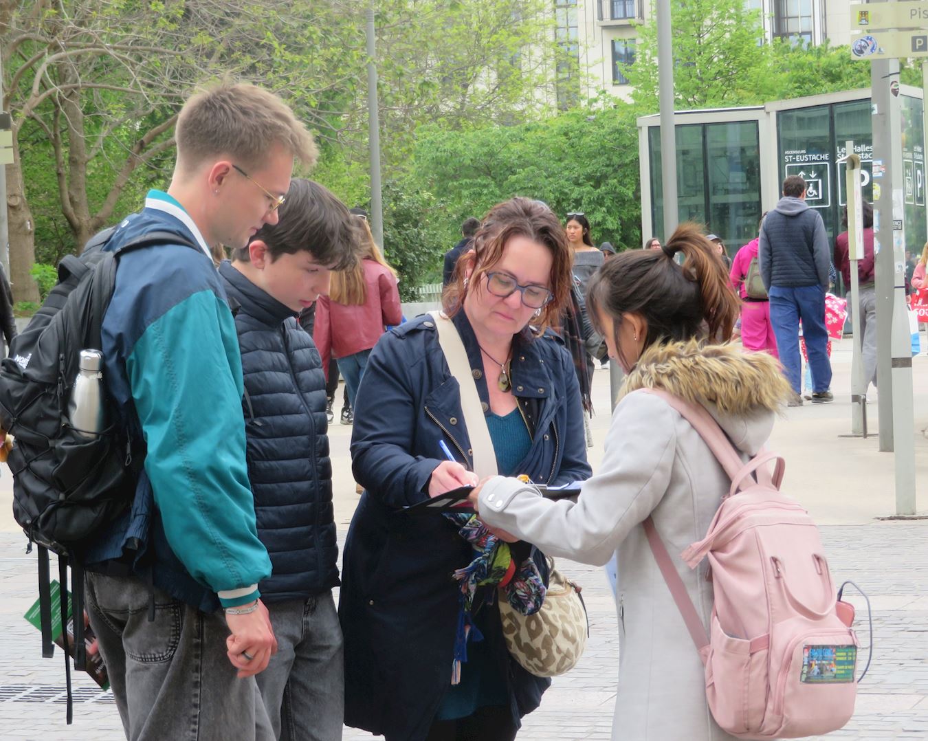 '图14~20:民众、游人签名反对中共迫害法轮功。'