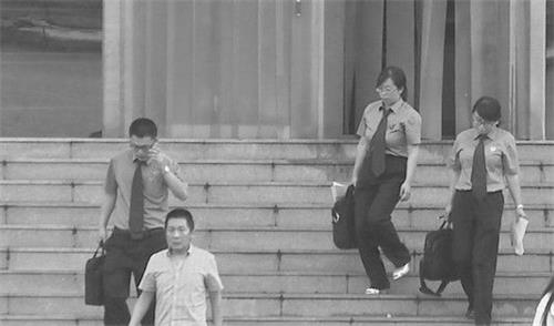 '二零一五年六月十九日，三河市法院对王占青等四位法轮功学员非法庭审结束后，毕立恒带领公诉人芮爽、申倩芳和检方书记员王朝阳从法院大楼走出来。'