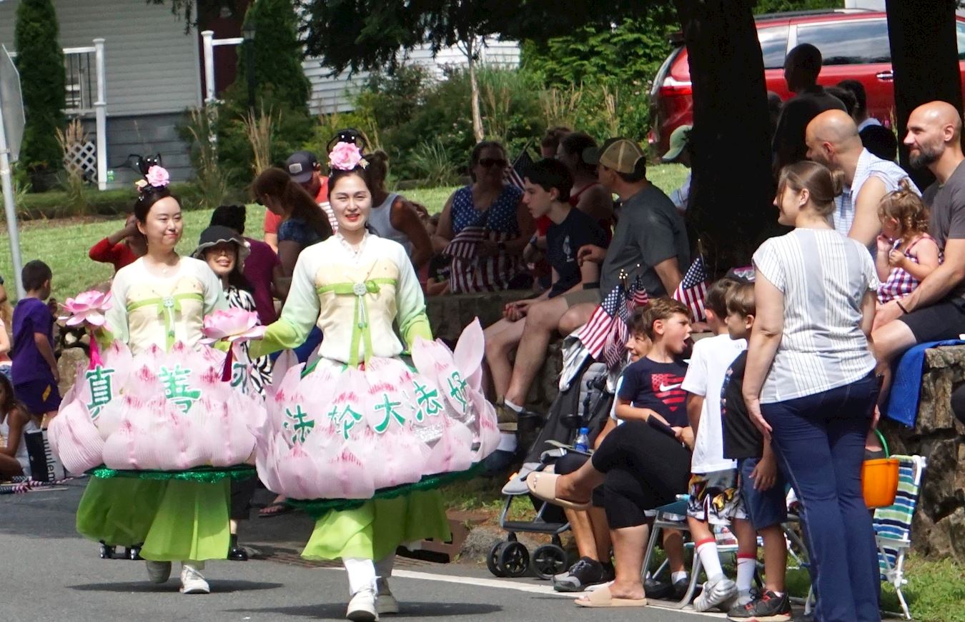 '图1~5:新泽西州法轮功学员在游行中表演腰鼓舞、莲花舞以及演示法轮功功法,受到观众热情欢迎和支持。'