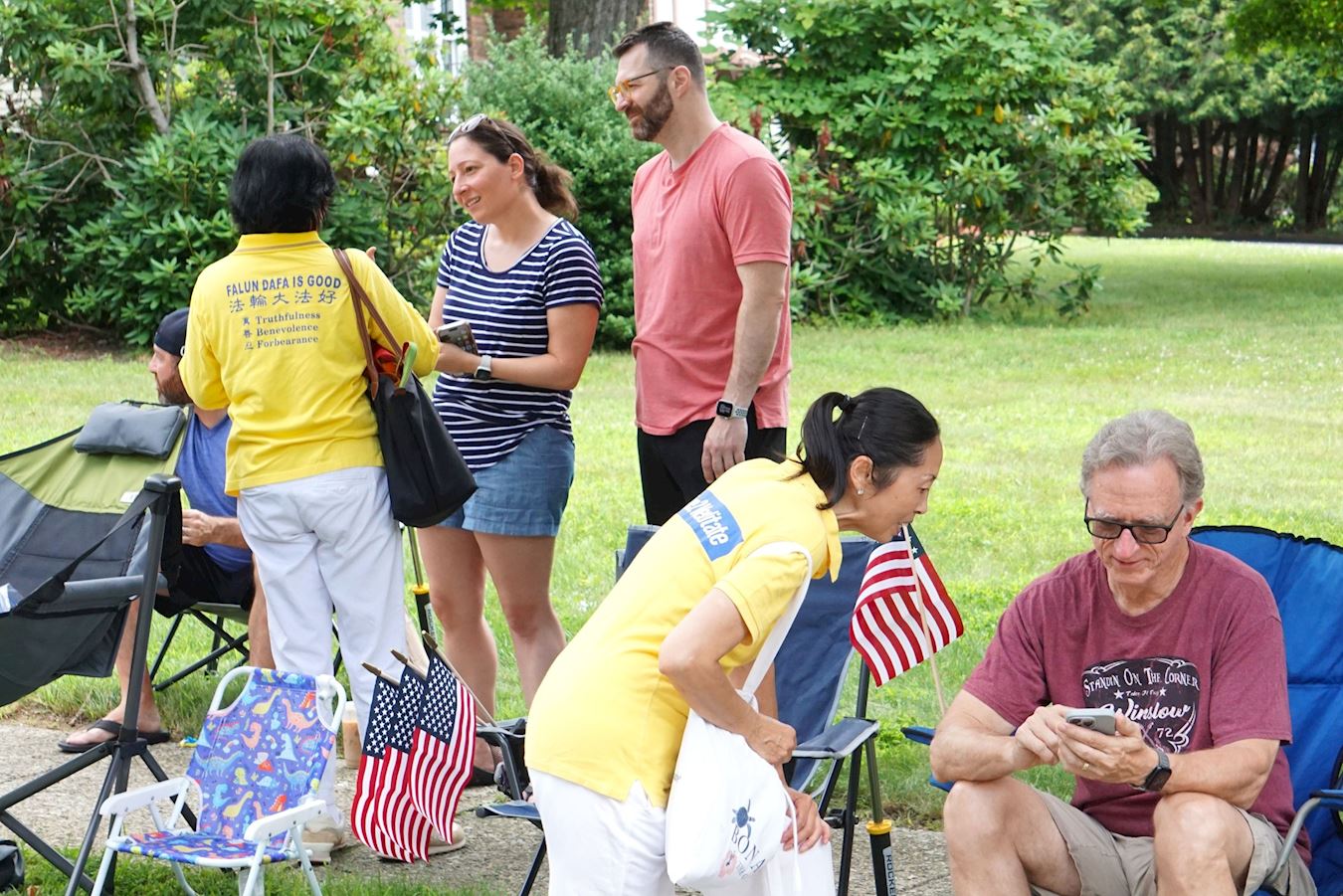 '图6~10:沿途的观众高兴地从法轮功学员手中接过真相材料,了解大法的美好。'