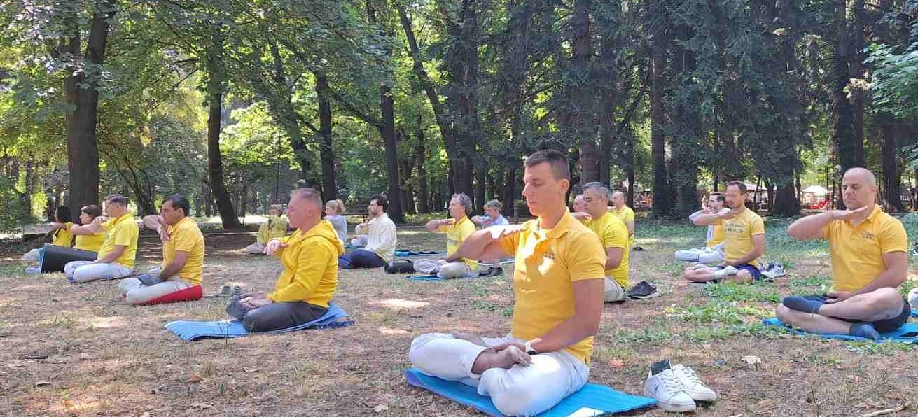 '图1~2:2:学员们在班斯科中央公园集体炼功,让更多的人了解法轮功。'