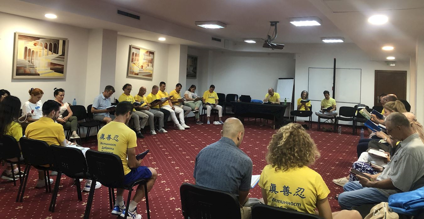 '图16:学员们举办集体学法'