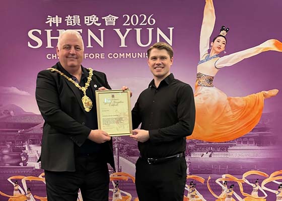 英国斯托克市市长向神韵颁发表彰证书