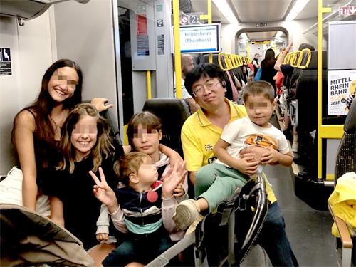 '图1：在火车上与帮我找手机的小女孩们合影留念'