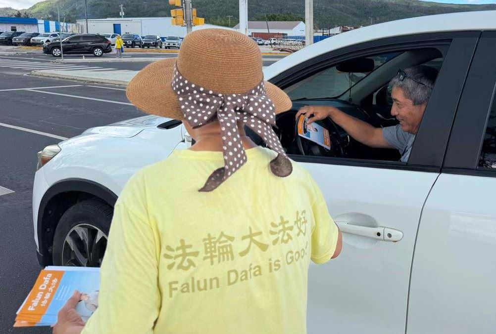 '图1~9:二零二六年七月十九日,塞班岛部分法轮功学员在丰田(Toyota)三叉交通路口拉真相横幅、展示法轮功和向当地民众发放法轮功真相资料。(明慧网)'